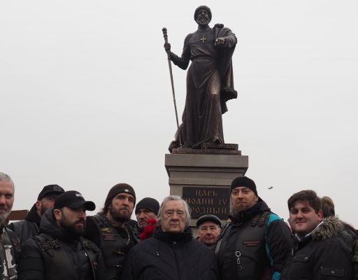 Вчера, 7 декабря, в г. Александров Владимирской обл после двух лет мытарств установлен памятник Ивану Грозному.